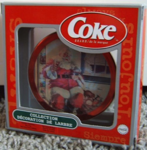 4511-18  € 4,00 4 coca cola ornament dop kerstman bij koelkast